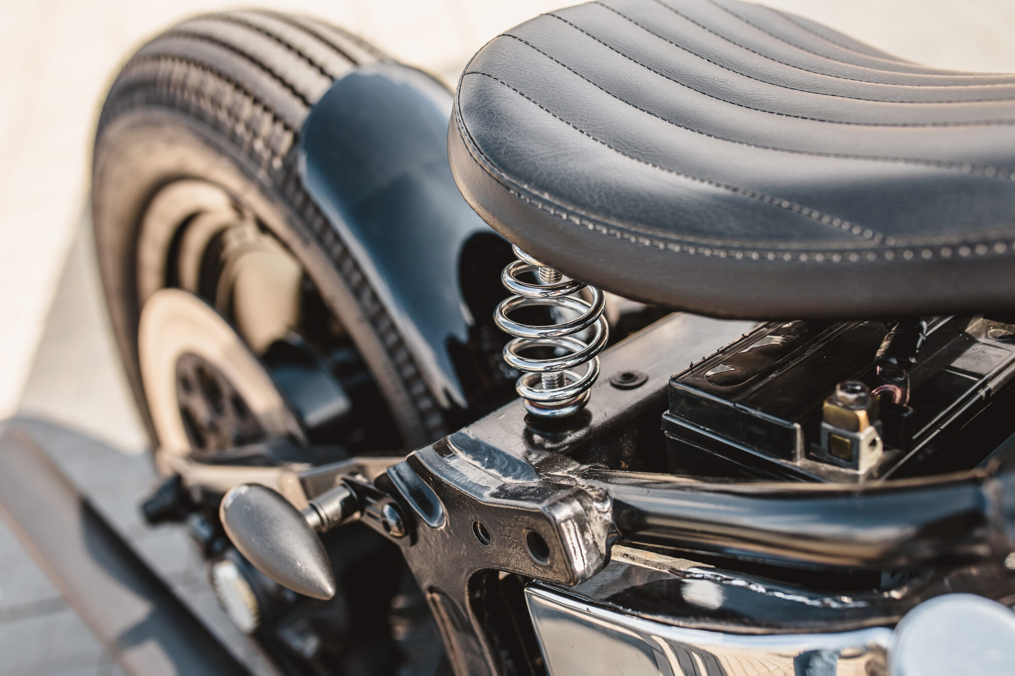 Schwarzer Motorradsattel mit Lederbezug
