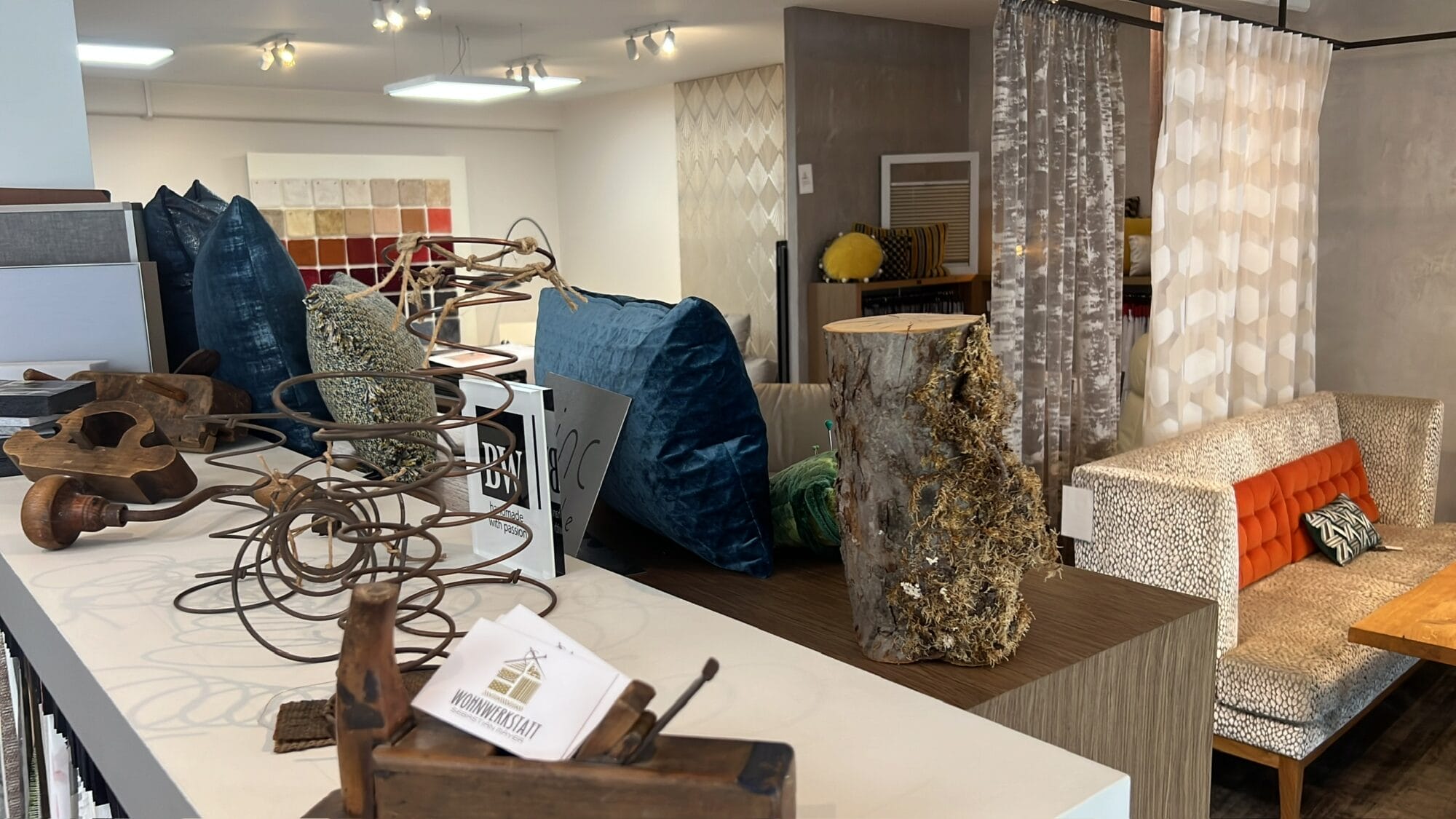Showroom-Raum mit Materialien